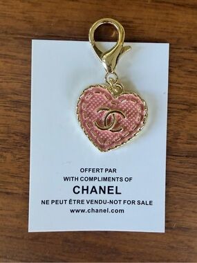 Chanel Beaute ‘CC’ Gold & Pink Heart Charm on Alligator Style Clip. NEW